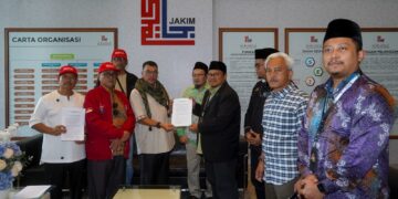 ZAIDI Tohirin (empat kanan) menyerahkan memorandum berhubung kenyataan kontroversi Ahli Parlimen Pasir Puteh kepada Mohd Kamarul Arifin Mohd Wafa di Putrajaya. - UTUSAN/ FAISOL MUSTAFA