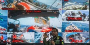SANI Araby Abdul Alim menunjukkan rakyat Malaysia yang menyertai GSF 2.0 ditahan pada sidang akhbar perkembangan terkini GSF 2.0 di SNCC, Sepang. - UTUSAN/FAISOL MUSTAFA
