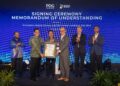 Asher (depan, kanan) menerima sijil pengiktirafan diberikan kepada PDG daripada Roger Heng (depan, kiri) sempena majlis pemeteraian MoU antara PDG dan IDC Global Holdings Sdn Bhd di kampus Sedenak, Johor.