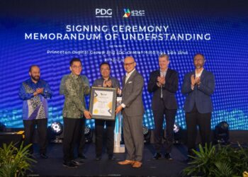 Asher (depan, kanan) menerima sijil pengiktirafan diberikan kepada PDG daripada Roger Heng (depan, kiri) sempena majlis pemeteraian MoU antara PDG dan IDC Global Holdings Sdn Bhd di kampus Sedenak, Johor.