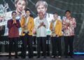 ANWAR IBRAHIM (tengah) menyampaikan Anugerah Olahragawan dan Olahragawati Kebangsaan kepada pasangan beregu campuran negara, Chen Tang Jie dan Toh Ee Wei.