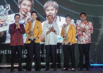 ANWAR IBRAHIM (tengah) menyampaikan Anugerah Olahragawan dan Olahragawati Kebangsaan kepada pasangan beregu campuran negara, Chen Tang Jie dan Toh Ee Wei.