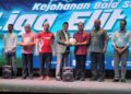 ZAMAKHSHARI Muhamad (tengah) menyampaikan bola rasmi serta alat siaraya mudah alih kepada setiap Dewan Undangan Negeri (DUN) yang bakal mengendalikan LED Kelantan 2026 di Tunjong, Kota Bharu, Kelantan semalam. - UTUSAN/MUSTAQIM MOHAMED