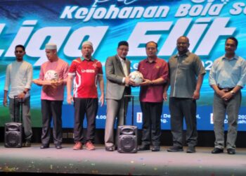 ZAMAKHSHARI Muhamad (tengah) menyampaikan bola rasmi serta alat siaraya mudah alih kepada setiap Dewan Undangan Negeri (DUN) yang bakal mengendalikan LED Kelantan 2026 di Tunjong, Kota Bharu, Kelantan semalam. - UTUSAN/MUSTAQIM MOHAMED