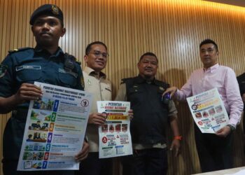 H'NG Mooi Lye (kanan) menunjukkan kamera badan yang dipakai oleh seorang anggota penguat kuasa PBT (dua dari kanan) ketika sidang akhbar pelaksanaan Perintah Khidmat Masyarakat (PKM) bagi kesalahan pembuangan sampah kecil di George Town, Pulau Pinang hari ini.-UTUSAN/DANIAL SAAD