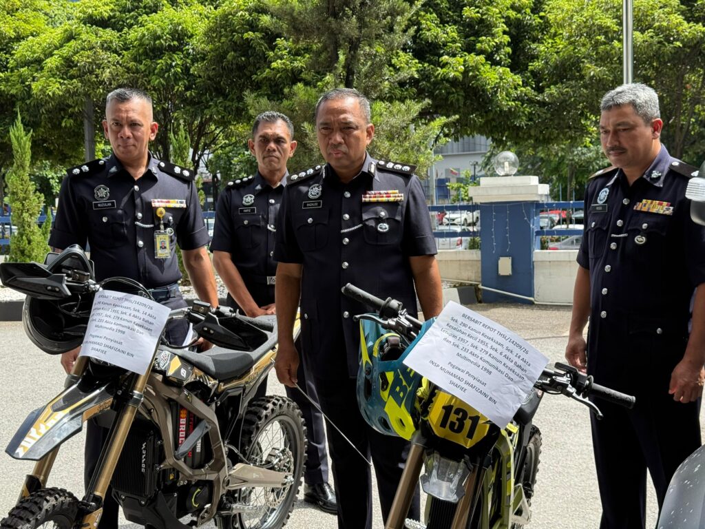 15 individu ditahan, bakar suar untuk promosi kedai pakaian
