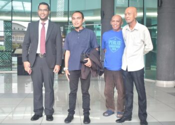 MOHD. Syafeeq Mohd. Shukri (dua dari kanan) dilepas dan dibebaskan daripada pertuduhan mengemukakan tuntutan palsu di Kompleks Mahkamah Kangar, Perlis hari ini. - UTUSAN/ASYRAF MUHAMMAD