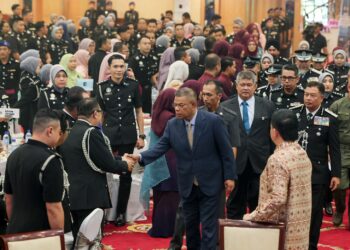 SAIFUDDIN Nasution Ismail bersalaman dengan pegawai Imigresen ketika hadir pada Majlis Penyampaian Perkhidmatan Cemerlang Tahun 2025 Jabatan Imigresen Malaysia di Putrajaya. - UTUSAN/FAISOL MUSTAFA