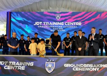 PEMANGKU Sultan Johor, Tunku Mahkota Ismail mencemar duli menyempurnakan Majlis Pecah Tanah Pusat Latihan Baharu JDT di Iskandar Puteri. UTUSAN/RAJA JAAFAR ALI