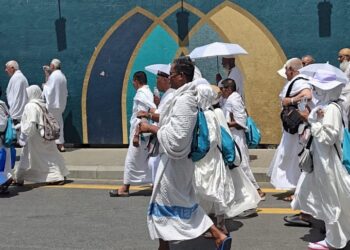 JEMAAH haji Malaysia menggunakan payung ketika melakukan aktiviti
luar di tanah suci berikutan cuaca panas mencecah 47 darjah Celsius.