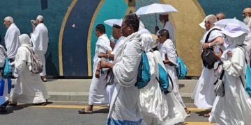 JEMAAH haji Malaysia menggunakan payung ketika melakukan aktiviti
luar di tanah suci berikutan cuaca panas mencecah 47 darjah Celsius.