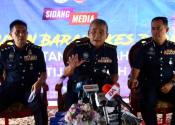 ADZLI Abu Shah (tengah) pada sidang akhbar sempena Pelupusan Barang Kes Dadah di IPK Kedah di Alor Setar, Kedah hari ini. - UTUSAN/ SHAHIR NOORDIN