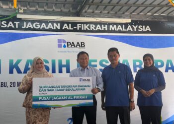 ROZAIFEE Abu Zaharim menyampaikan sumbangan kepada kepada Nurul Atikah Mohd Azmi bagi memasang tangki air baharu dan menaik taraf sistem bekalan air di Pusat Jagaan Al-Fikrah, Kajang.