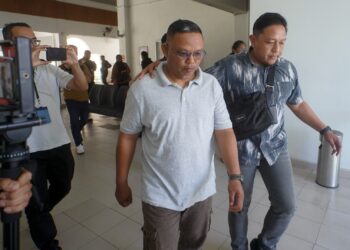 ROMFAZLY Syam Mohd Mokhtar dihadapkan ke Mahkamah Sesyen atas pertuduhan membuat hantaran palsu mengenai subsidi Budi MADANI RON95 (BUDI 95) di Mahkamah Sesyen Sepang. - UTUSAN/FAISOL MUSTAFA