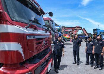 KIFLI Ma Hassan menunjukkan jentera yang disita pada sidang media Ops Khas Kenderaan Perdagangan yang diadakan di Stesen Penguatkuasa Gombak (SPK) hari ini. - UTUSAN/SYAKIR RADIN