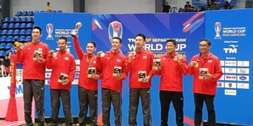 TEKONG Thailand, Pornthep Tinbangbon (hujung kiri) menjuarai acara regu Piala Dunia Sepak Takraw 2026 bersama rakan sepasukannnya selepas menewaskan Myanmar 2-1 dalam perlawanan akhir yang mendebarkan di Stadium Titiwangsa, semalam