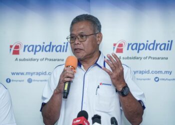 NOR Azmi Mohd Yusof dalam sidang akhbar berkaitan perkhidmatan dan penambahbaikan Laluan Kelana Jaya di Kompleks Rapid Rail di sini, hari ini. - UTUSAN/ ISKANDAR ISHAK