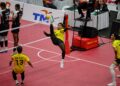 MOHAMAD Azlan Alias melakukan rejaman pada aksi pembukaan Kumpulan B acara regu berpasukan di Kejohanan Piala Dunia Sepak Takraw 2026 di Stadium Titiwangsa, sebentar tadi-UTUSAN/AMIR KHALID