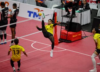MOHAMAD Azlan Alias melakukan rejaman pada aksi pembukaan Kumpulan B acara regu berpasukan di Kejohanan Piala Dunia Sepak Takraw 2026 di Stadium Titiwangsa, sebentar tadi-UTUSAN/AMIR KHALID