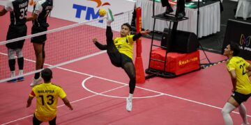 MOHAMAD Azlan Alias melakukan rejaman pada aksi pembukaan Kumpulan B acara regu berpasukan di Kejohanan Piala Dunia Sepak Takraw 2026 di Stadium Titiwangsa, sebentar tadi-UTUSAN/AMIR KHALID