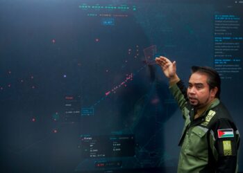 SANI Araby Abdul Alim Araby menunjukkan lokasi terakhir kapal misi kemanusiaan GSF yang dipintas oleh tentera laut rejim zionis Israel pada sidang akhbar di Sepang, Selangor semalam. – UTUSAN/ FAISOL MUSTAFA