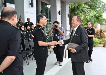 ABD. Halim Aman ketika melakukan lawatan kerja ke SPRM Selangor di Shah Alam hari ini.
