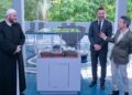 Ketua Hal Ehwal Kuratorial Muzium Kesenian Islam Malaysia Lucien de Guise (kanan) bersama Timbalan Pesuruhjaya Tinggi ke Malaysia Simon Fellows (tengah) dan Presiden Majlis Imam Kebangsaan Australia Imam Shadi Alsuleiman ketika Pelancaran Rasmi Model Masjid Adelaide City.