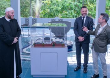 Ketua Hal Ehwal Kuratorial Muzium Kesenian Islam Malaysia Lucien de Guise (kanan) bersama Timbalan Pesuruhjaya Tinggi ke Malaysia Simon Fellows (tengah) dan Presiden Majlis Imam Kebangsaan Australia Imam Shadi Alsuleiman ketika Pelancaran Rasmi Model Masjid Adelaide City.