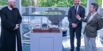 Ketua Hal Ehwal Kuratorial Muzium Kesenian Islam Malaysia Lucien de Guise (kanan) bersama Timbalan Pesuruhjaya Tinggi ke Malaysia Simon Fellows (tengah) dan Presiden Majlis Imam Kebangsaan Australia Imam Shadi Alsuleiman ketika Pelancaran Rasmi Model Masjid Adelaide City.