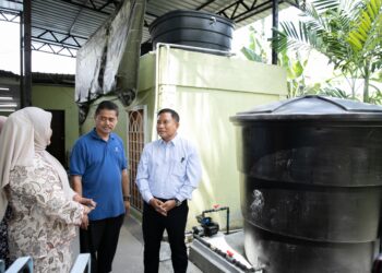 NURUL Atikah Mohd. Azmi memberikan penerangan mengenai
isu dihadapi oleh Pusat Jagaan Al-Fikrah, Kajang, Selangor kepada
Rozaifee Abu Zaharim (kanan).