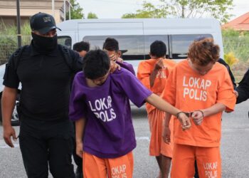 EMPAT suspek tiba untuk prosiding perbicaraan sambil diiringi polis untuk proses pendakwaan di Mahkamah Kota Bharu, Kelantan hari ini-UTUSAN/KAMARUL BISMI KAMARUZAMAN.