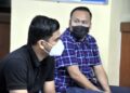 DUA penjawat awam, Inspektor Ihsan Zaidani Hassan (kanan) dan Konstabel Muhammad Jefri Din (kiri) mengaku tidak bersalah berhubung dakwaan rasuah di Mahkamah Sesyen, Johor Bahru disini. UTUSAN/RAJA JAAFAR ALI