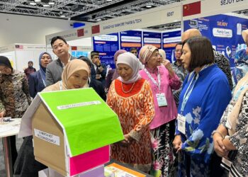NANCY Shukri ketika meninjau reruai selepas merasmikan Seminar and Stakeholder Consultation: The Malaysia Care Ecosystem: Assuring the Quality of Caregivers di Pusat Konvensyen Kuala Lumpur (KLCC), di sini hari ini.