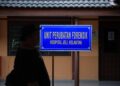 MAYAT dua lelaki yang tertimbus ketika melombong di bawa ke Unit Forensik Hospital Jeli, Kelantan untuk bedah siasat-UTUSAN/KAMARUL BISMI KAMARUZAMAN