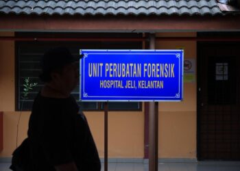 MAYAT dua lelaki yang tertimbus ketika melombong di bawa ke Unit Forensik Hospital Jeli, Kelantan untuk bedah siasat-UTUSAN/KAMARUL BISMI KAMARUZAMAN