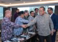 SAMSURI Mokhtar ketika beramah mesra bersama peserta pada Perbincangan Meja Bulat Krisis Asia Barat 2026 di AC Hotel Kuala Lumpur di sini, hari ini. - UTUSAN/SYAKIR RADIN
