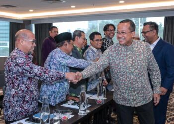 SAMSURI Mokhtar ketika beramah mesra bersama peserta pada Perbincangan Meja Bulat Krisis Asia Barat 2026 di AC Hotel Kuala Lumpur di sini, hari ini. - UTUSAN/SYAKIR RADIN