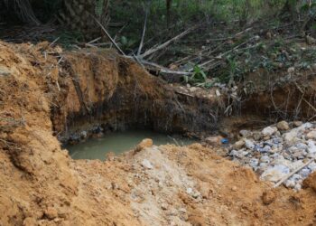KEADAAN lokasi kejadian yang meragut nyawa dua individu semasa melombong emas di kawasan Ladang Sawit Jerimbong, Kuala Balah, Jeli, Kelantan-UTUSAN/KAMARUL BISMI KAMARUZAMAN.