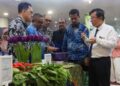 CHOW Kon Yeow (kanan) mencuba makanan masakan berasaskan sayur-sayuran pada majlis Pelancaran Kempen Makan Sayur dan Buah Tempatan di George Town, Pulau Pinang, hari ini.-UTUSAN/DANIAL SAAD