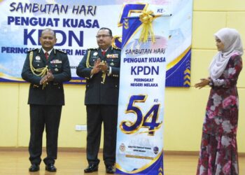 MOHD. Hazimin Jamaludin melancarkan Sambutan Hari Penguat Kuasa KPDN di Dewan Datuk Md. Hassim Wisma Kastam, Ayer Keroh, Melaka, hari ini. - UTUSAN/AMRAN MULUP