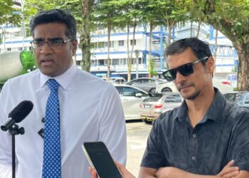 Ketua Pengarang MalaysiaNow bersama kedua peguam belanya Rajesh Nagarajan dan Sachpreetraj Singh dalam sidang akhbar selepas proses merakam percakapan berkait isu terbitan artikel MalaysiaNow di Ibu Pejabat Polis Daerah (IPD) Petaling Jaya, semalam.
