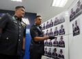 M. KUMARASAN menunjukkan gambar 35 warga China yang di tahan atas kejayaan menumpaskan sindiket 'calling centre' sasar warga Sepanyol dalam sidang akhbar di Ibu Pejabat Daerah Iskandar Puteri. UTUSAN/RAJA JAAFAR ALI