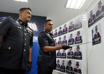 M. KUMARASAN menunjukkan gambar 35 warga China yang di tahan atas kejayaan menumpaskan sindiket 'calling centre' sasar warga Sepanyol dalam sidang akhbar di Ibu Pejabat Daerah Iskandar Puteri. UTUSAN/RAJA JAAFAR ALI