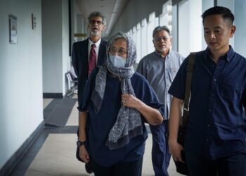 ASNIDA Daim turut hadir ke Mahkamah Sesyen Kuala Lumpur hari ini bagi sebutan kes dan serahan dokumen pertuduhan tidak mengisytiharkan pegangan sahamnya dalam lima buah syarikat. -UTUSAN/ISKANDAR ISHAK