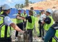 Mohd. Kamri meninjau kerja penstabilan cerun di Ukay Perdana.