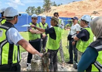 Mohd. Kamri meninjau kerja penstabilan cerun di Ukay Perdana.