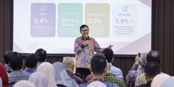 AKMAL Nasrullah Mohd. Nasir berucap menyempurnakan Majlis Perhimpunan Bulanan Kementerian Ekonomi di Menara Prisma, Putrajaya semalam.