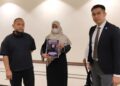 Peguam bela Zara, Nizam Salleh (kanan) bersama-sama ibu Arwah Zara Qairina, Noraidah Lamat dan bapa saudara Zara, Abu Bakar Lamat hadir Mahkamah Sesion Kota Kinabalu hari ini.