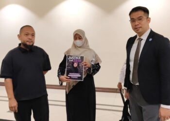 Peguam bela Zara, Nizam Salleh (kanan) bersama-sama ibu Arwah Zara Qairina, Noraidah Lamat dan bapa saudara Zara, Abu Bakar Lamat hadir Mahkamah Sesion Kota Kinabalu hari ini.