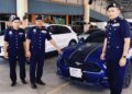 ZULKIFLY Ismail (dua dari kiri) menunjukkan sebuah kereta jenis Ford Mustang yang disita kerana LKM tamat tempoh ketika sidang akhbar di Seberang Jaya, Pulau Pinang hari ini.-UTUSAN/ISWAN SHAFIQ ISA